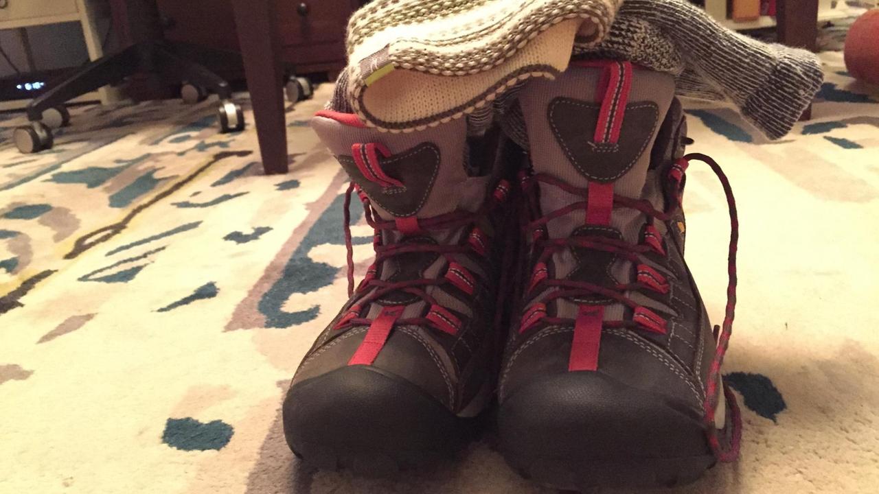 Neue Winterschuhe auf dem Teppichboden Neue Winterschuhe auf dem Teppichboden