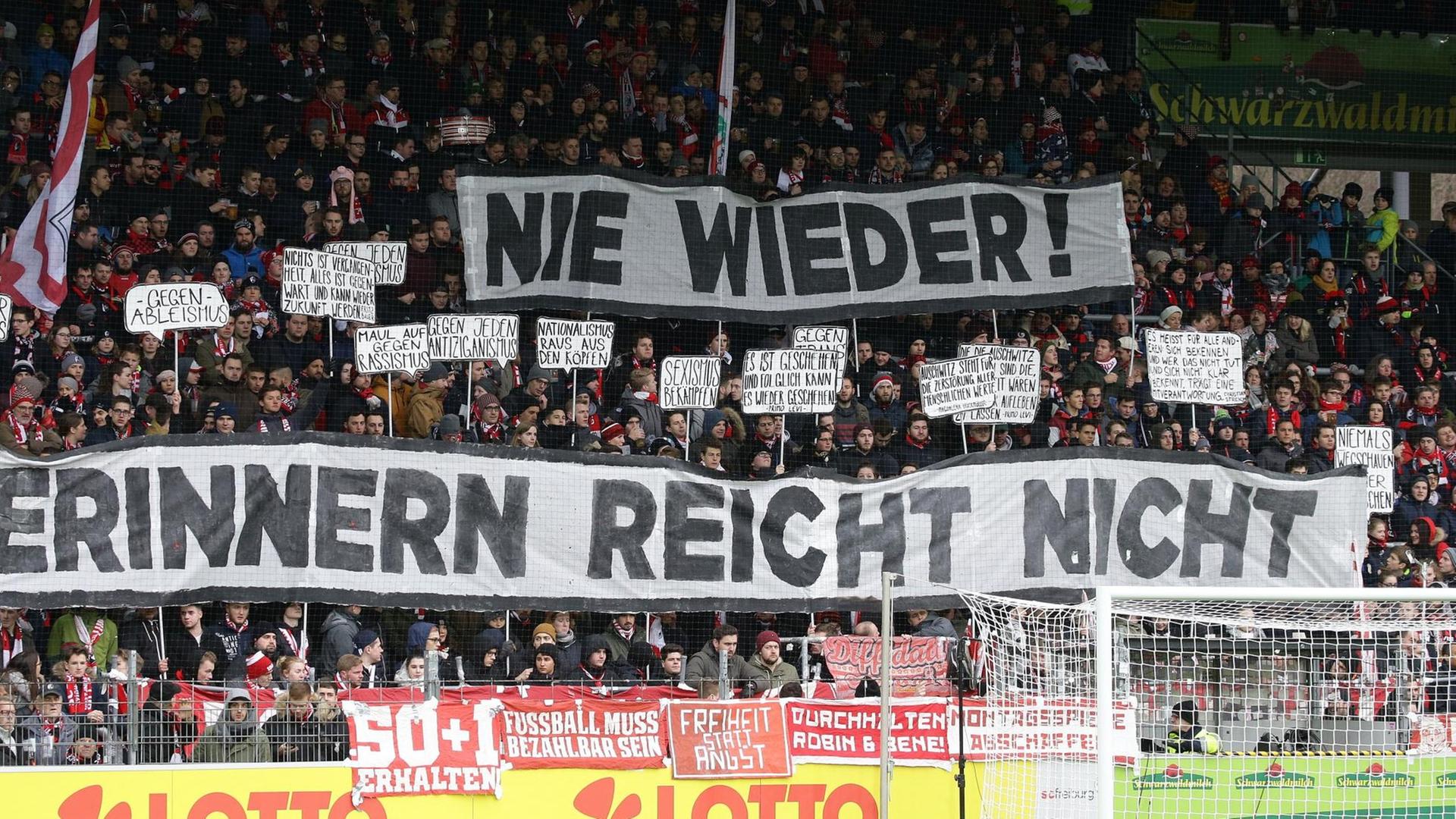 Im Rahmen eines Erinnerungstages im Januar 2019 hat der Deutsche Fußball den Opfern des Nationalsozialismus gedacht. Im Rahmen eines Erinnerungstages im Januar 2019 hat der Deutsche Fußball den Opfern des Nationalsozialismus gedacht.