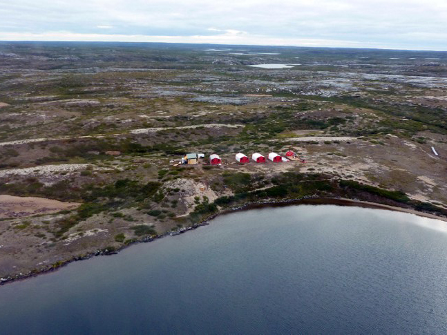 Luftbild eines Lagers von Minenarbeitern in Quebecs Nunavik-Region. Die baumlose Tundra-Landschaft im Norden Kanadas ist kaum erkundet.