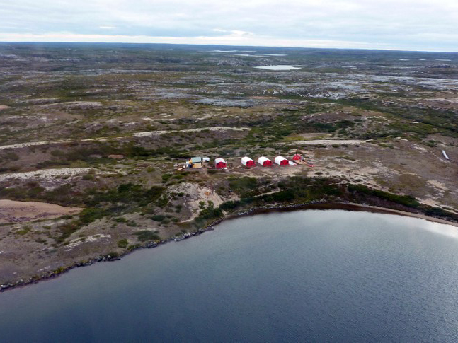 Luftbild eines Lagers von Minenarbeitern in Quebecs Nunavik-Region. Die baumlose Tundra-Landschaft im Norden Kanadas ist kaum erkundet. Luftbild eines Lagers von Minenarbeitern in Quebecs Nunavik-Region. Die baumlose Tundra-Landschaft im Norden Kanadas ist kaum erkundet.