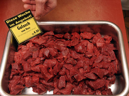 Gulasch aus Pferdefleisch in einem Laden in Bremen Gulasch aus Pferdefleisch in einem Laden in Bremen