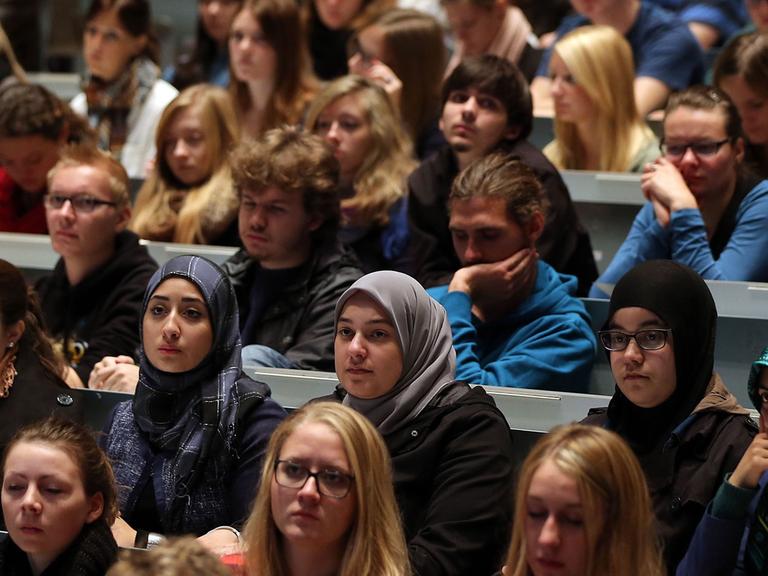 Studenten verfolgen in Köln in der Aula Universität eine Veranstaltung.