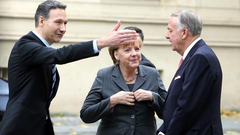 Bundeskanzlerin Angela Merkel (CDU,M) wird im Jahr 2012 vor dem Deutschen Historischen Museum in Berlin von Direktor Alexander Koch (l) und Kulturstaatsminister Bernd Neumann (r) begrüßt.