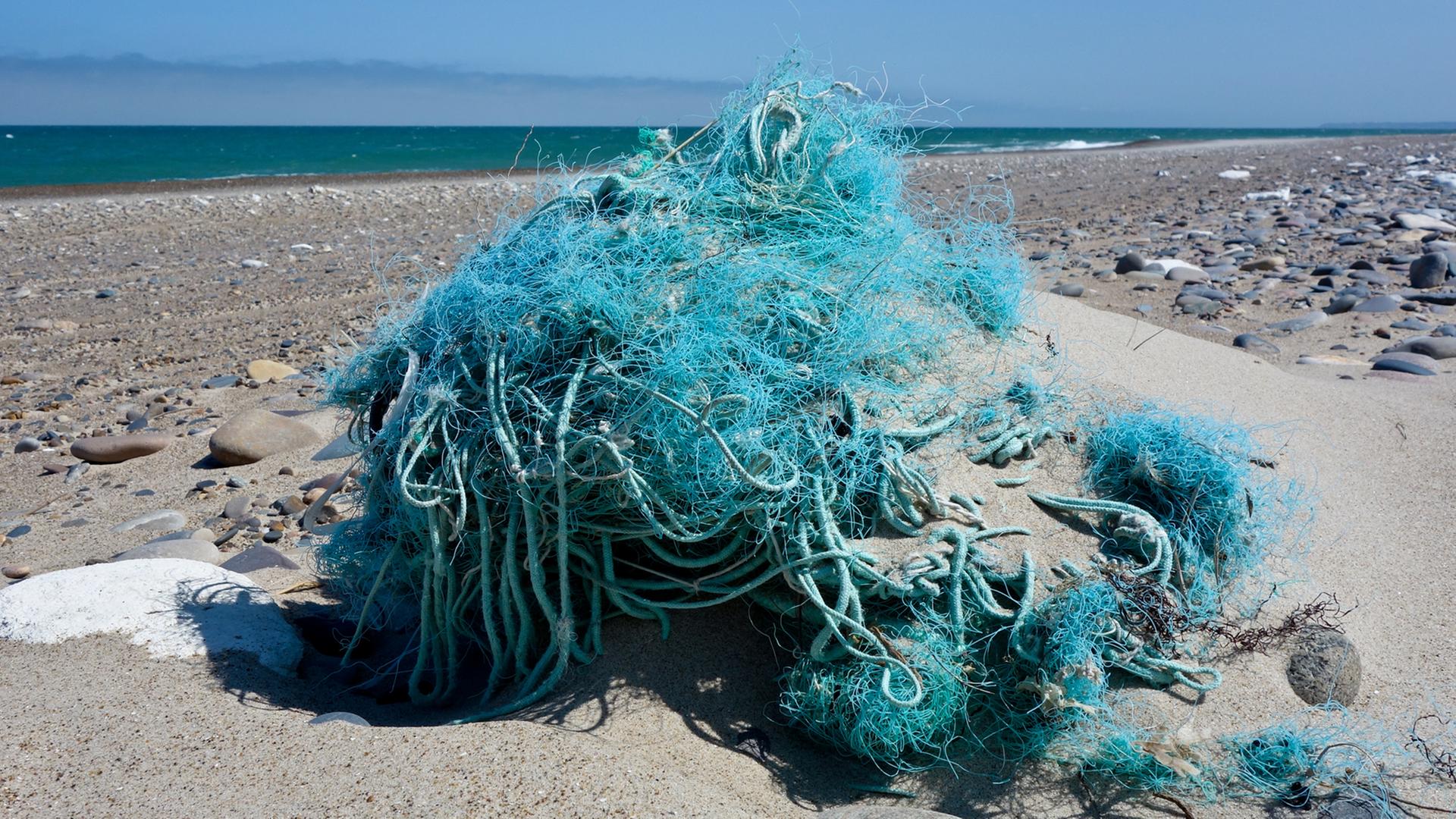 Am Nordseestrand an der Westküste von Dänemark nahe dem Ort Agger liegt ein Haufen vom Meer angespülter Fischernetze und Seile. Am Nordseestrand an der Westküste von Dänemark nahe dem Ort Agger liegt ein Haufen vom Meer angespülter Fischernetze und Seile.