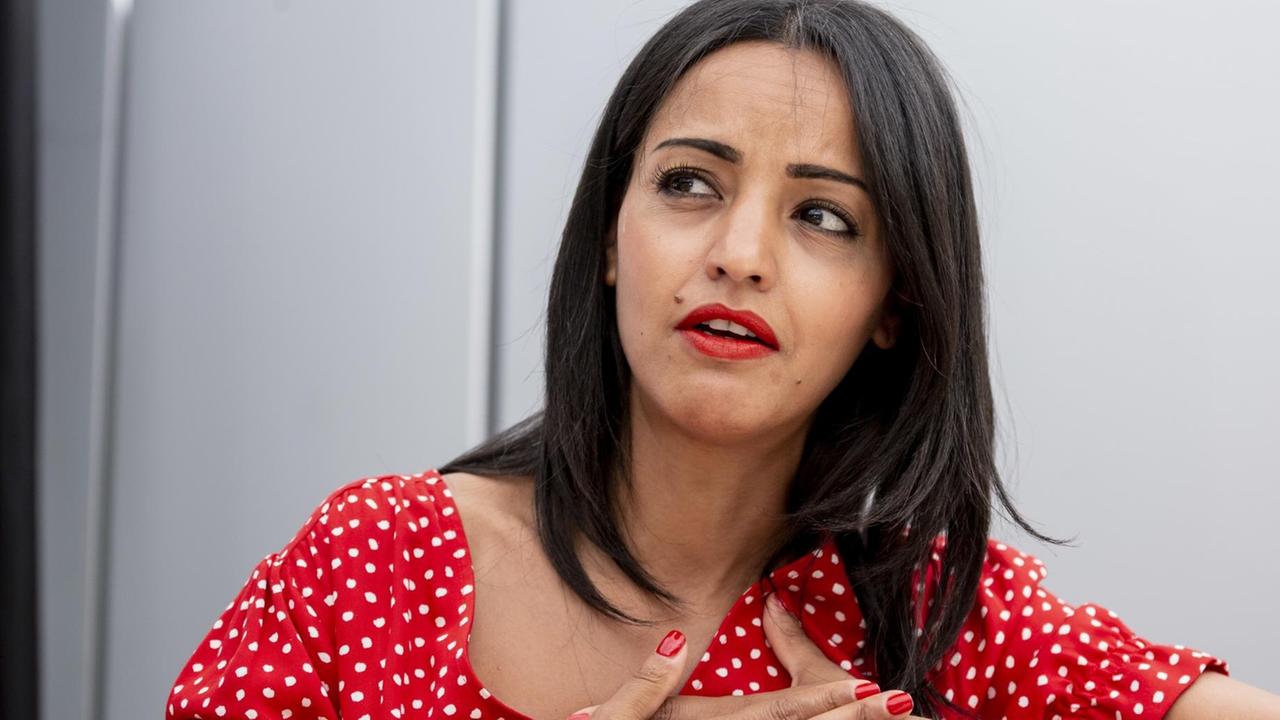 Sawsan Chebli (SPD), Staatssekretärin für Bürgerschaftliches Engagement und Internationales, unterhält sich beim Imbiss und Cateringservice von Refueat mit Journalisten und weiteren Anwesenden. Sawsan Chebli (SPD), Staatssekretärin für Bürgerschaftliches Engagement und Internationales, unterhält sich beim Imbiss und Cateringservice von Refueat mit Journalisten und weiteren Anwesenden.