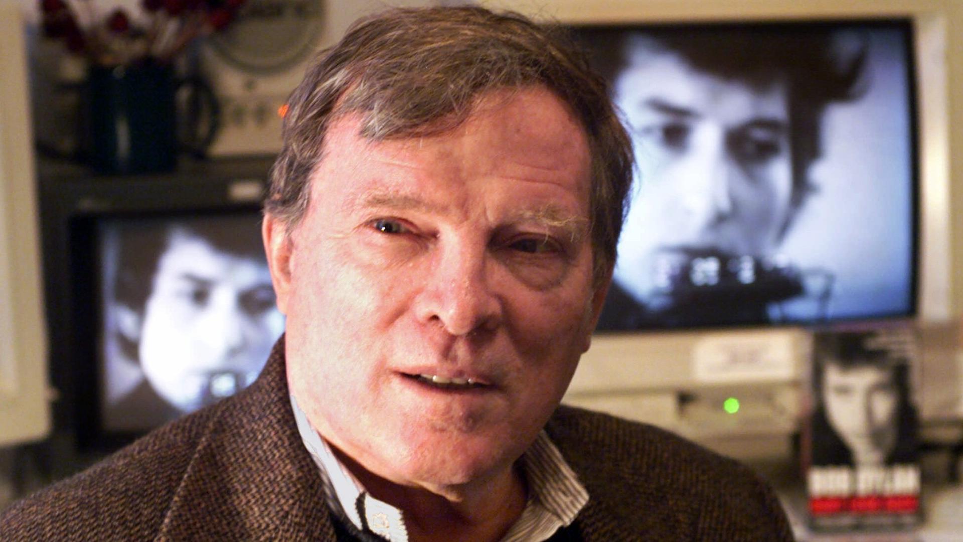 Der Filmemacher D. A. Pennebaker, im Hintergrund ist ein Fernseher zu sehen, auf dem Bob Dylan zu sehen ist. Der Filmemacher D. A. Pennebaker, im Hintergrund ist ein Fernseher zu sehen, auf dem Bob Dylan zu sehen ist.