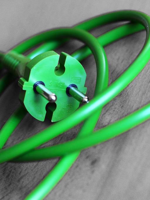 Ein grünes Stromkabel mit einem grünen Stromstecker liegen am 25.08.2013 in Berlin auf dem Boden.