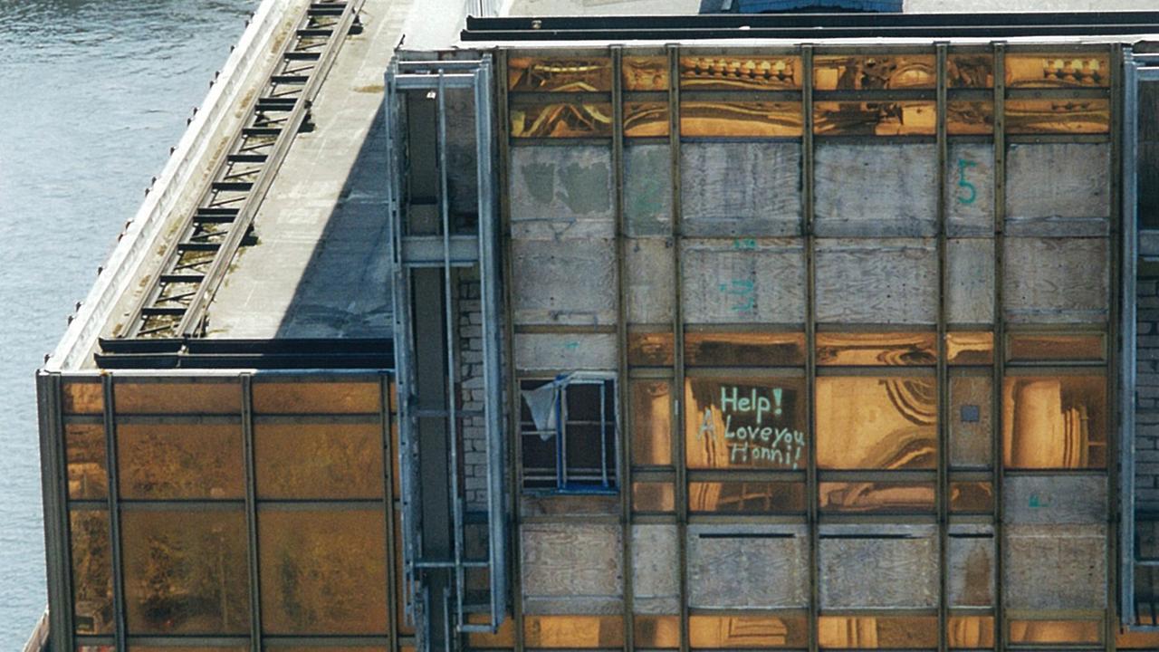 "Help - A love you Honni" - Graffiti auf dem Palast der Republik in Berlin (undatierte Aufnahme) "Help - A love you Honni" - Graffiti auf dem Palast der Republik in Berlin (undatierte Aufnahme)