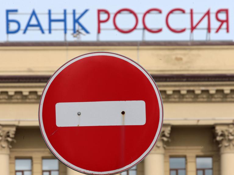 Das Gebäude der Rossia Bank in St. Petersburg am 21.3.2014. Visa und Mastercard stoppten Transaktionen von Kunden dieser Bank als Teil der US-amerikanischen Sanktionen gegen Russland.
