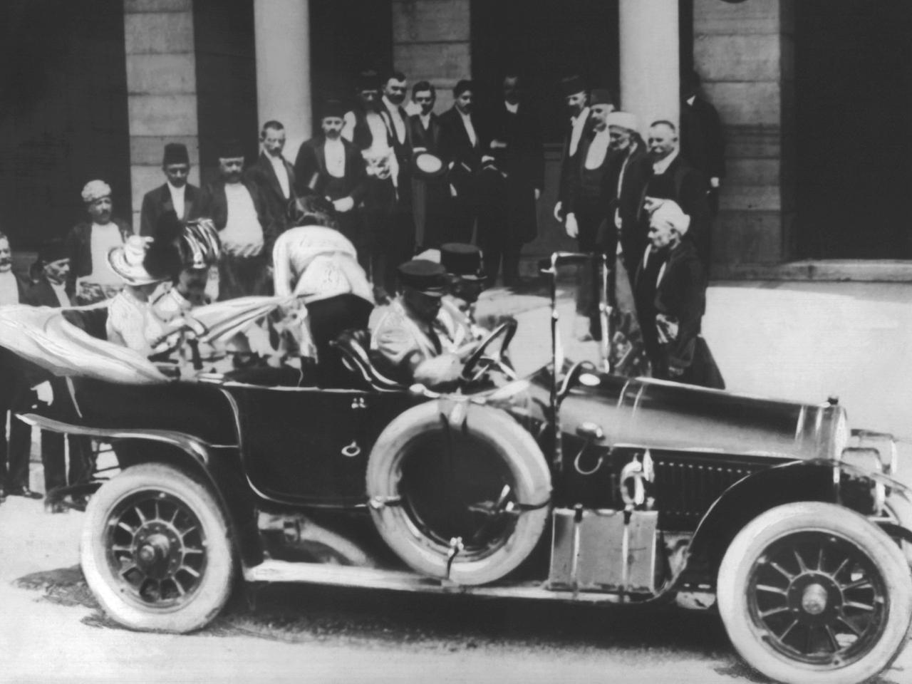 Das österreichische Thronfolgerpaar wenige Augenblicke vor dem tödlichen Attentat im offenen Wagen. Thronfolger Franz Ferdinand und seine Gattin Sophie wurden während eines Besuchs in Sarajevo erschossen. Das österreichische Thronfolgerpaar wenige Augenblicke vor dem tödlichen Attentat im offenen Wagen. Thronfolger Franz Ferdinand und seine Gattin Sophie wurden während eines Besuchs in Sarajevo erschossen.