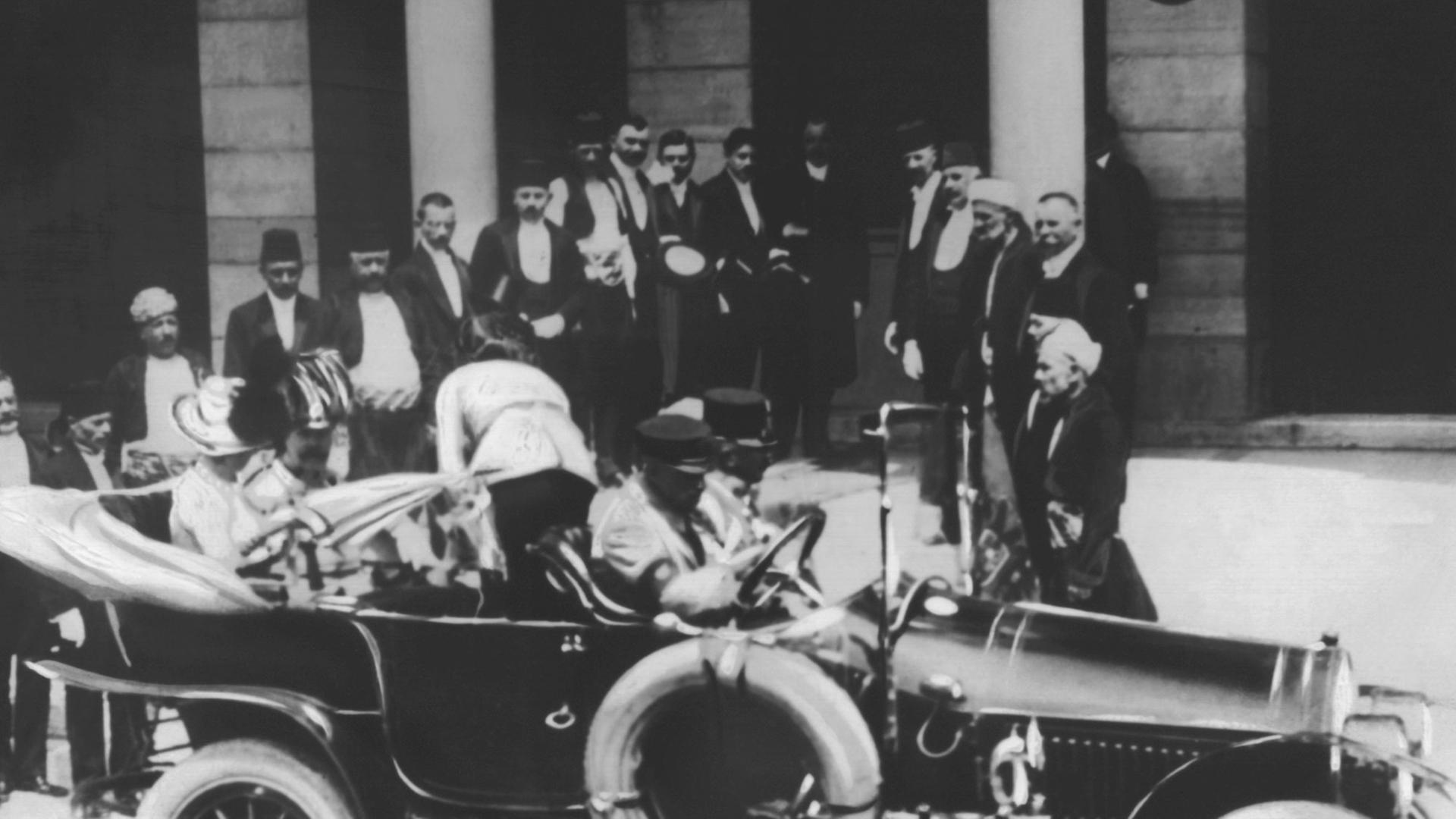 Das österreichische Thronfolgerpaar wenige Augenblicke vor dem tödlichen Attentat im offenen Wagen. Thronfolger Franz Ferdinand und seine Gattin Sophie wurden während eines Besuchs in Sarajevo erschossen. Das österreichische Thronfolgerpaar wenige Augenblicke vor dem tödlichen Attentat im offenen Wagen. Thronfolger Franz Ferdinand und seine Gattin Sophie wurden während eines Besuchs in Sarajevo erschossen.
