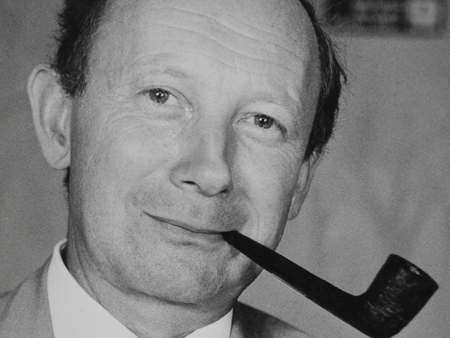 Der Zeichner Manfred Schmidt mit einer Pfeife im Mund Der Zeichner Manfred Schmidt mit einer Pfeife im Mund
