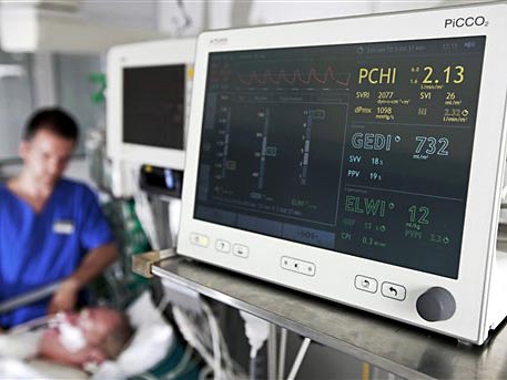 Ein Krankenpfleger betreut auf der Intensivstation im Katholischen Krankenhaus St. Johann Nepomuk in Erfurt einen Patienten, während auf einem Kontrollschirm dessen Vitalfunktionen angezeigt werden. Ein Krankenpfleger betreut auf der Intensivstation im Katholischen Krankenhaus St. Johann Nepomuk in Erfurt einen Patienten, während auf einem Kontrollschirm dessen Vitalfunktionen angezeigt werden.