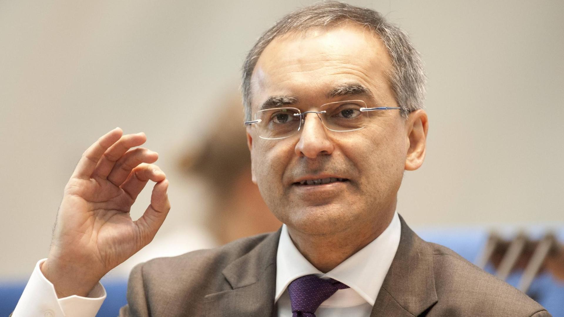 Pavan Sukhdev am 27.11.2012 bei einer Rede bei der International Conference on Sustainable Business an Consumption im World Conference Center in Bonn Pavan Sukhdev am 27.11.2012 bei einer Rede bei der International Conference on Sustainable Business an Consumption im World Conference Center in Bonn