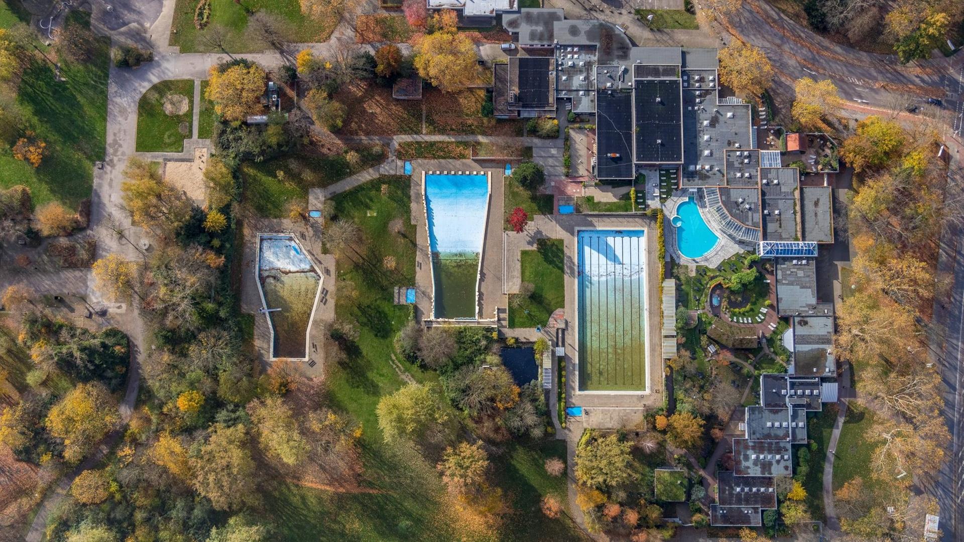 Der Revierpark Nienhausen in Gelsenkirchen mit Freibad und Wellebad. Der Revierpark Nienhausen in Gelsenkirchen mit Freibad und Wellebad.