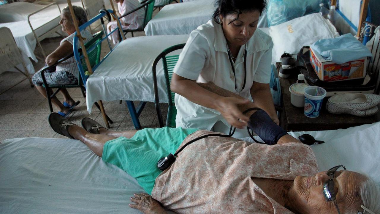 Eine Ärztin überprüft den Blutdruck eines Patienten am 22. Dezember 2010 in einem Krankenhaus in Havanna. Eine Ärztin überprüft den Blutdruck eines Patienten am 22. Dezember 2010 in einem Krankenhaus in Havanna.