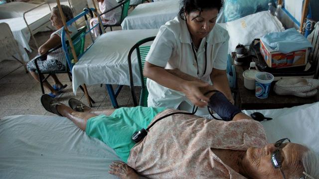 Eine Ärztin überprüft den Blutdruck eines Patienten am 22. Dezember 2010 in einem Krankenhaus in Havanna.