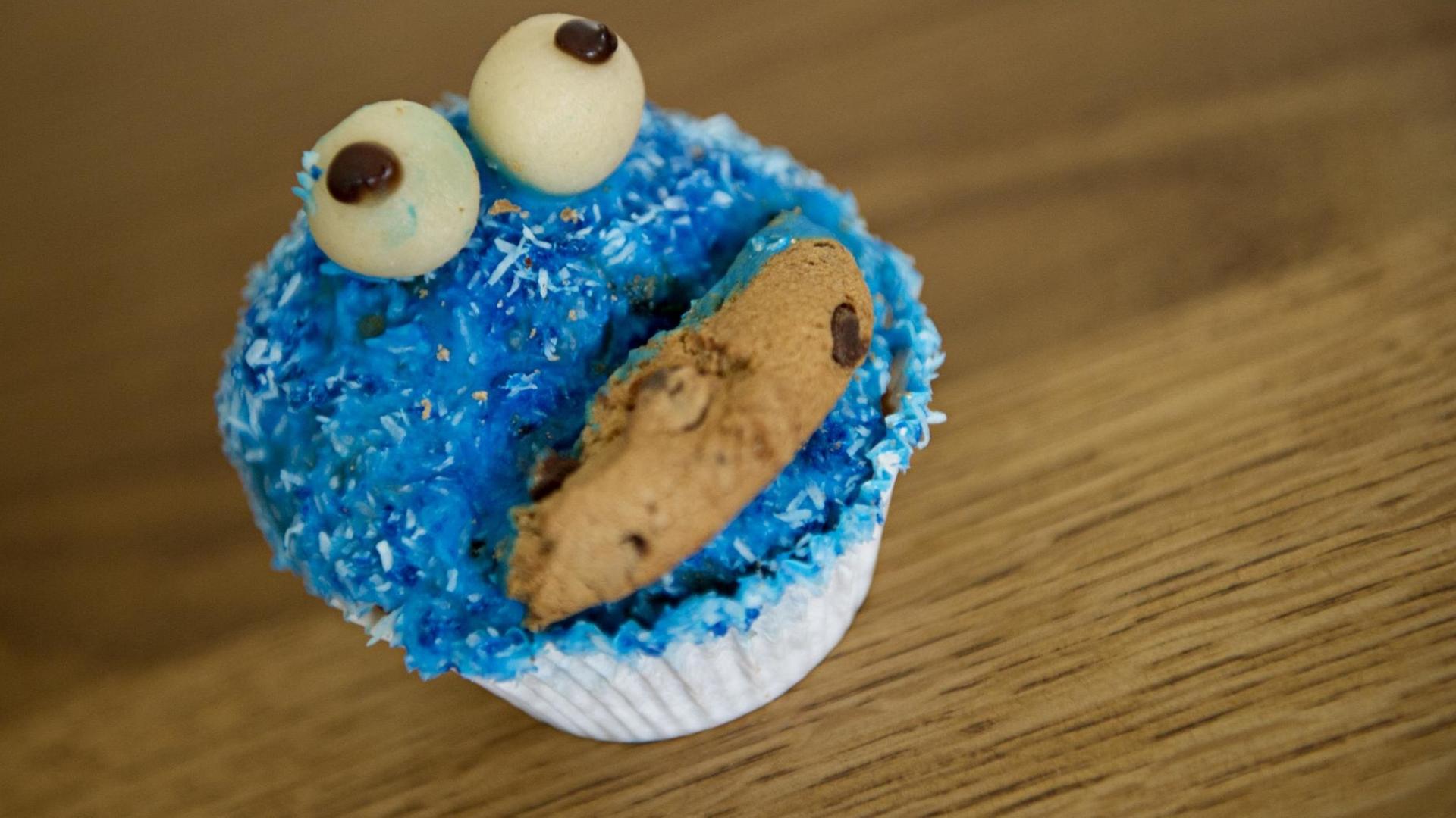Ein Muffin in Form eines Krümelmonster. Ein Muffin in Form eines Krümelmonster.
