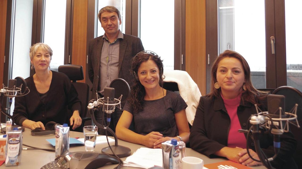 Zur Diskussion stellten sich von links nach rechts Dr. Susanna Kahlefeld, Kemal Hür, Cansel Kiziltepe, Sevim Dagdelen Zur Diskussion stellten sich von links nach rechts Dr. Susanna Kahlefeld, Kemal Hür, Cansel Kiziltepe, Sevim Dagdelen