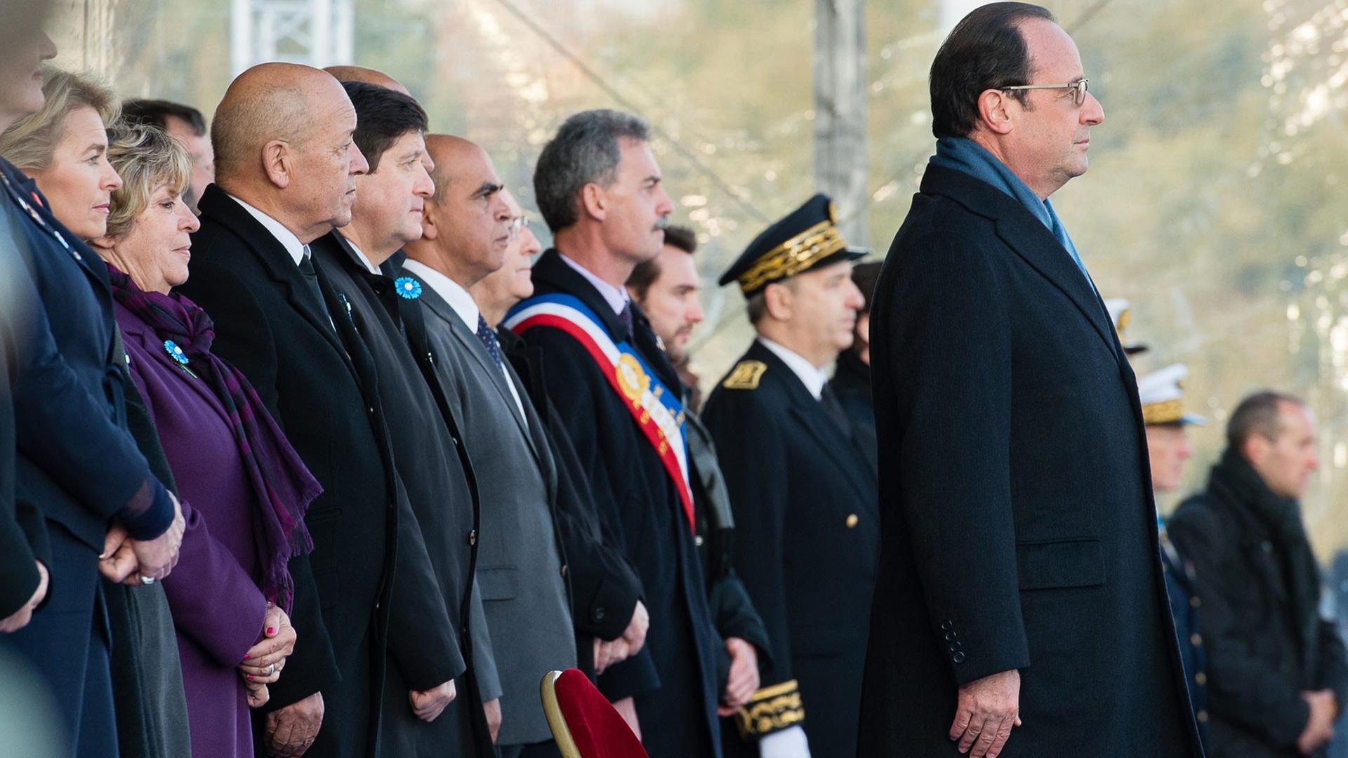 Frankreichs Präsident François Hollande (rechts) bei der Gedenkzeremonie in Notre-Dame-de-Lorette. Links Bundesverteidigungsministerin Ursula von der Leyen. Frankreichs Präsident François Hollande (rechts) bei der Gedenkzeremonie in Notre-Dame-de-Lorette. Links Bundesverteidigungsministerin Ursula von der Leyen.