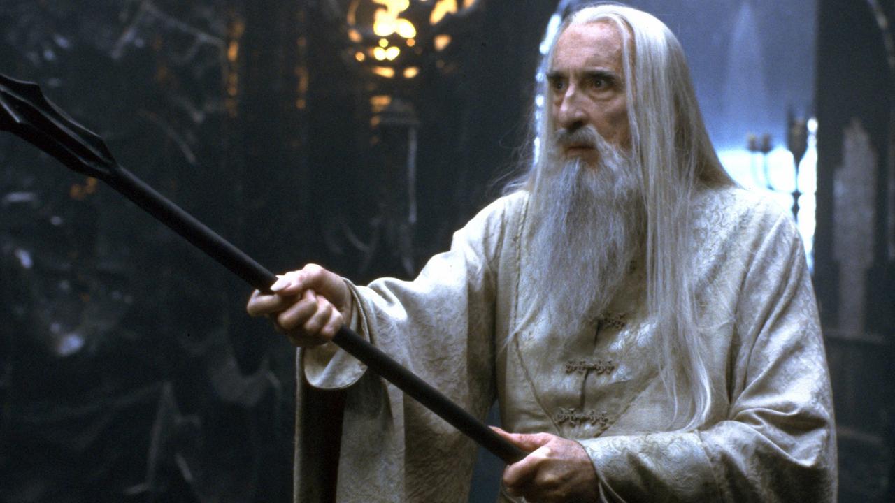 Der britische Schauspieler Christopher Lee verkörperte in dem 2001 veröffentlichten Fantasy-Kinoabenteuer "Der Herr der Ringe - Die Gefährten" den finsteren Zauberer Saruman (Szenenfoto). Der britische Schauspieler Christopher Lee verkörperte in dem 2001 veröffentlichten Fantasy-Kinoabenteuer "Der Herr der Ringe - Die Gefährten" den finsteren Zauberer Saruman (Szenenfoto).