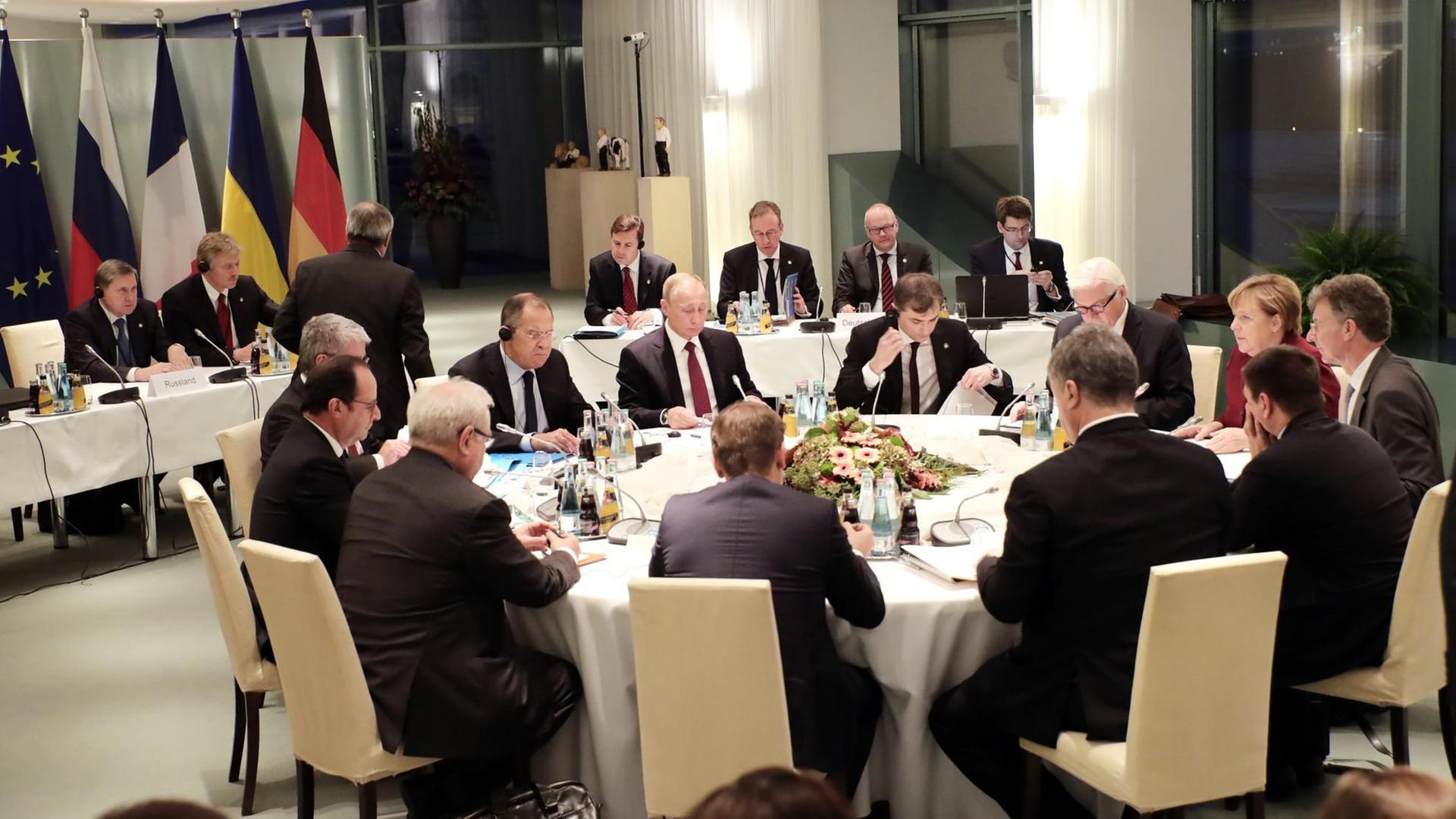 Das Bild zeigt die Verhandlungsrunde im Kanzleramt am späten Abend des 19. Otobers 2016 im Berliner Kanzleramt. Mit am Tisch sitzen unter anderem Bundeskanzlerin Merkel sowie die Präsidenten der Ukraine, Russlands und Frankreichs - Poroschenko, Putin und Hollande.