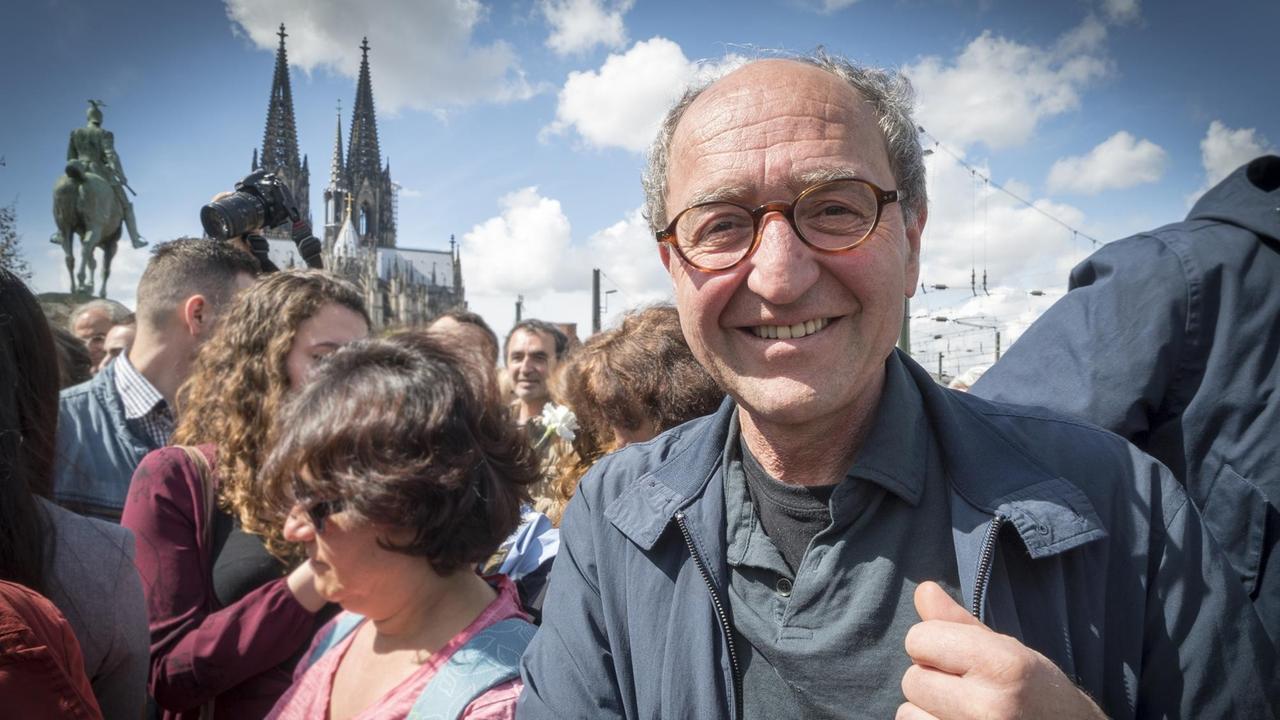 Doğan Akhanlı bei der Einweihung des Denkmals für den Genozid an der armenischen Bevölkerung in Köln. Doğan Akhanlı bei der Einweihung des Denkmals für den Genozid an der armenischen Bevölkerung in Köln.