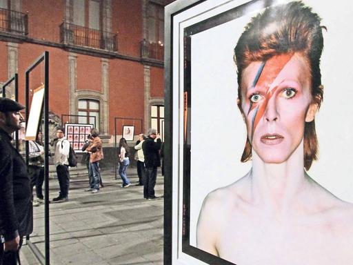 David Bowie mit dem berühmten Blitz aus dem Album "Aladdin Sane" von 1973, zu sehen auf einer Ausstellung in Mexiko-Stadt im Jahr 2016.