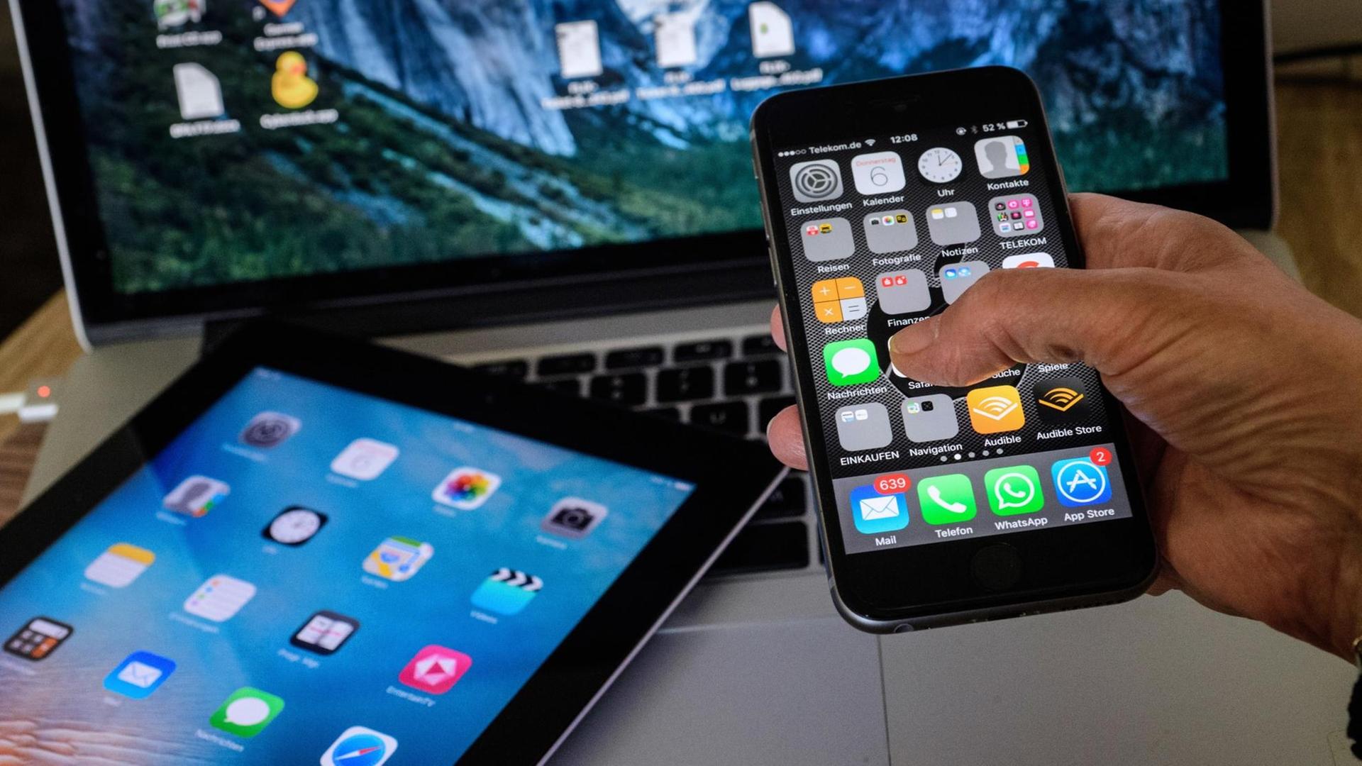 Ein ipad und ein iphone mit buntem Display auf dem verschiedene Apps zu sehen sind. Ein ipad und ein iphone mit buntem Display auf dem verschiedene Apps zu sehen sind.