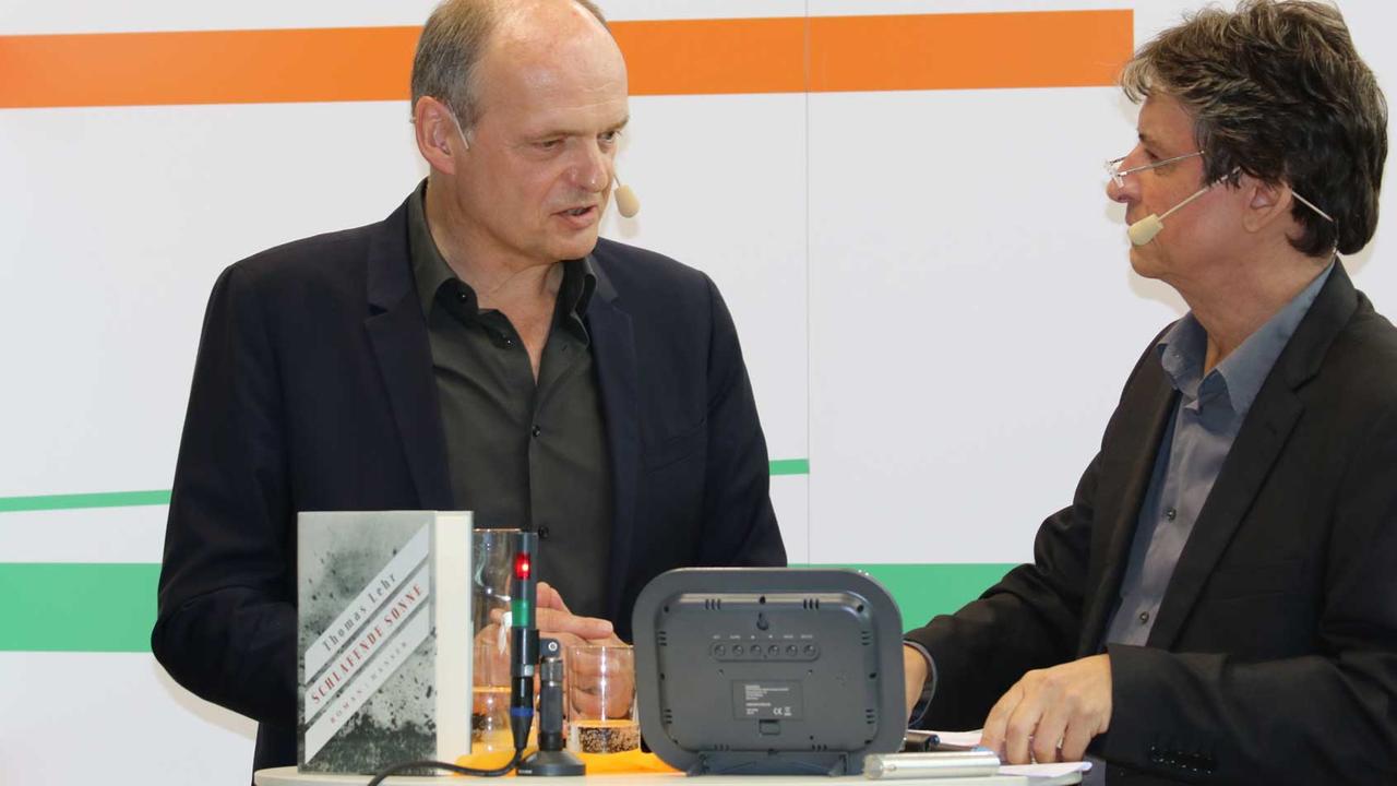 Der Schriftsteller Thomas ist mit seinem Roman "Schlafende Sonne" (Hanser Verlag) zu Gast bei der Sendung Lesart auf der Frankfurter Buchmesse 2017 Der Schriftsteller Thomas ist mit seinem Roman "Schlafende Sonne" (Hanser Verlag) zu Gast bei der Sendung Lesart auf der Frankfurter Buchmesse 2017