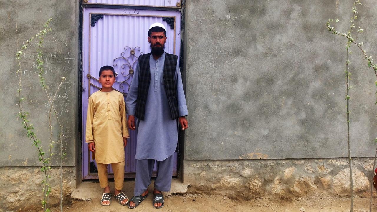 Abdul und sein Sohn kennen den radikalisierten Taliban-Kämpfer Lemar aus der Nachbarschaft. Sie wohnen in der Provinz Baghlan und stehen vor ihrem Haus. Abdul und sein Sohn kennen den radikalisierten Taliban-Kämpfer Lemar aus der Nachbarschaft. Sie wohnen in der Provinz Baghlan und stehen vor ihrem Haus.