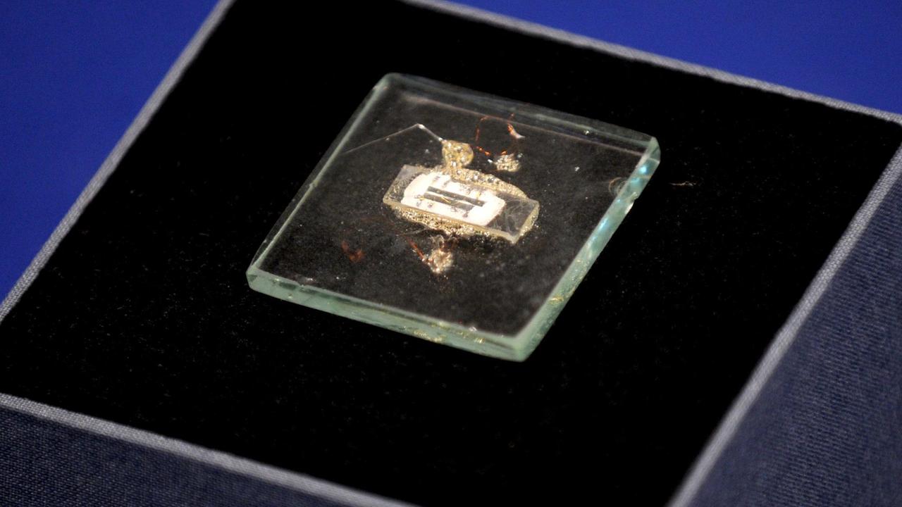 Der Prototyp eines Mikrochips von 1958, für den Jack Kilby den Nobelpreis erhielt, auf einer Auktion 2014 in New York Der Prototyp eines Mikrochips von 1958, für den Jack Kilby den Nobelpreis erhielt, auf einer Auktion 2014 in New York