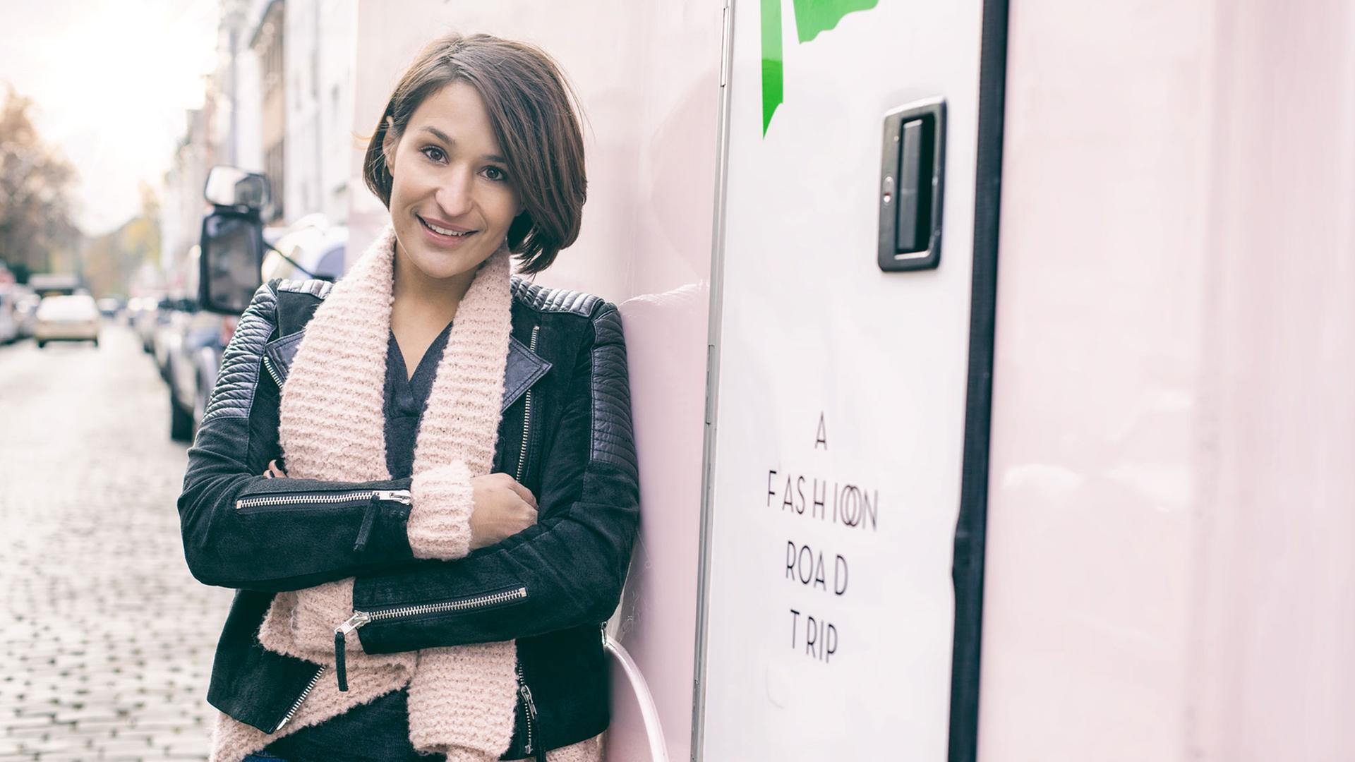Truck-á-Porter-Gründerin Daniela Bode vor ihrer rosafarbenen Mini-Boutique auf Rädern
