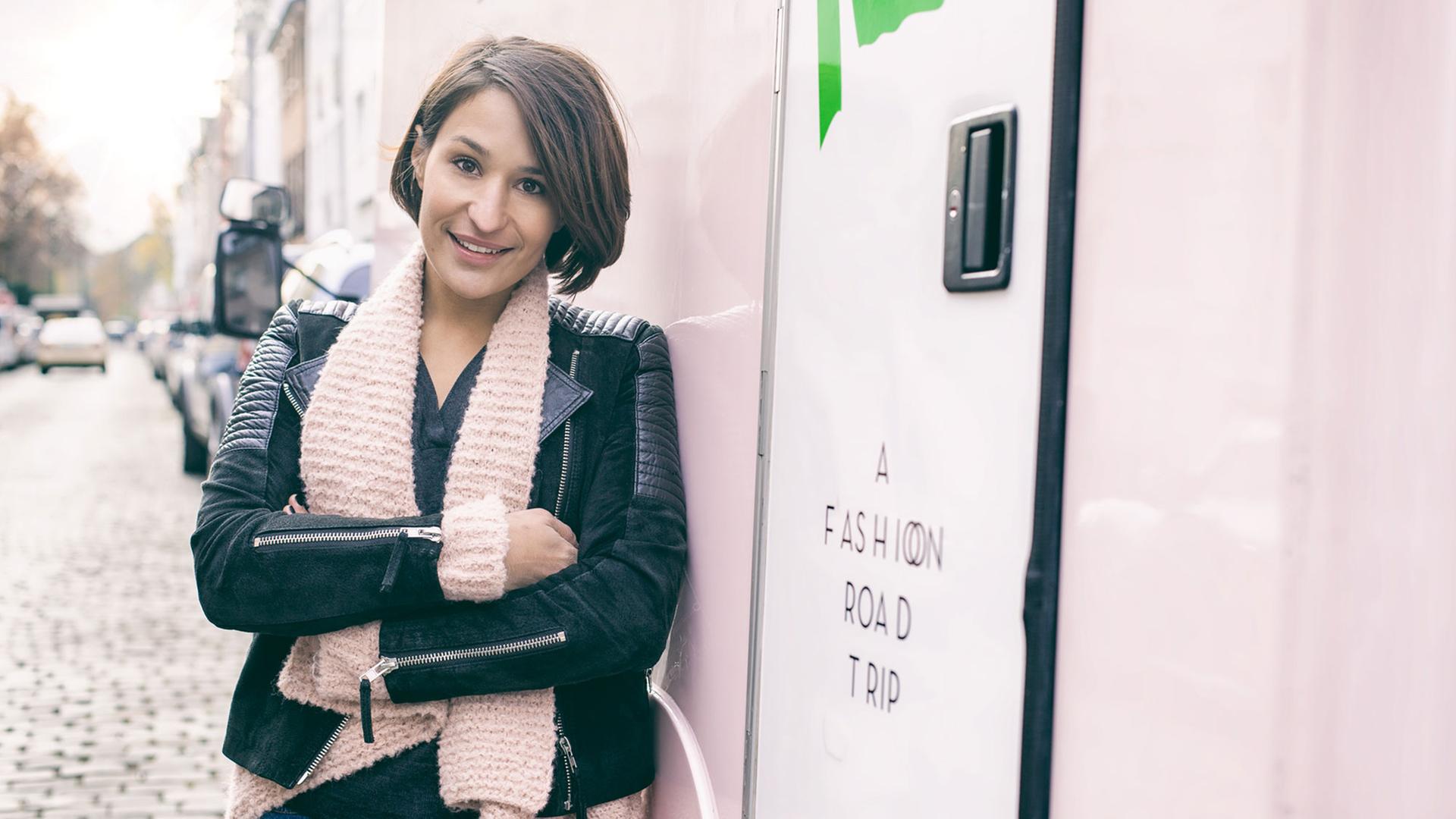 Truck-á-Porter-Gründerin Daniela Bode vor ihrer rosafarbenen Mini-Boutique auf Rädern Truck-á-Porter-Gründerin Daniela Bode vor ihrer rosafarbenen Mini-Boutique auf Rädern