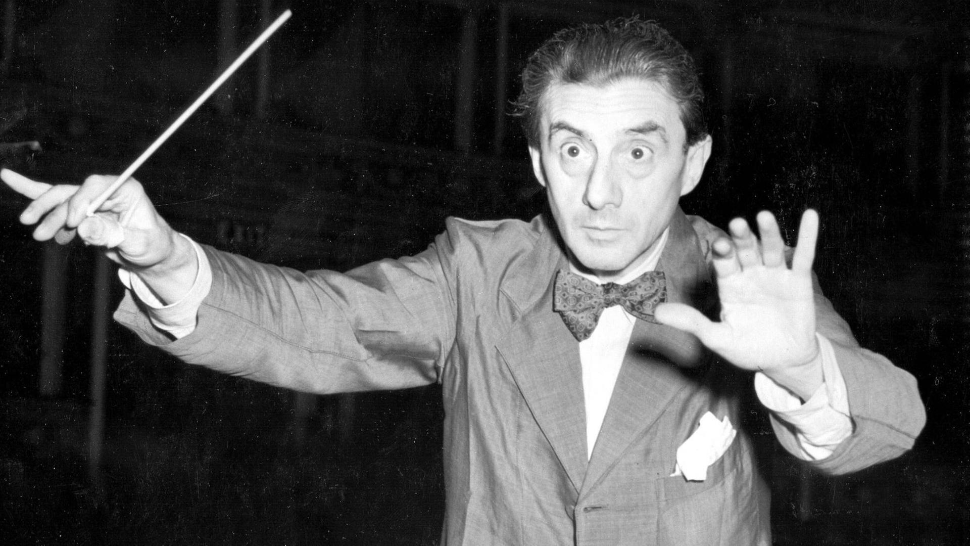 Als Dirigenten auch bei Proben mit Fliege auftraten: Sir John Barbirolli am Pult der Royal Albert Hall, 1953 in London Als Dirigenten auch bei Proben mit Fliege auftraten: Sir John Barbirolli am Pult der Royal Albert Hall, 1953 in London