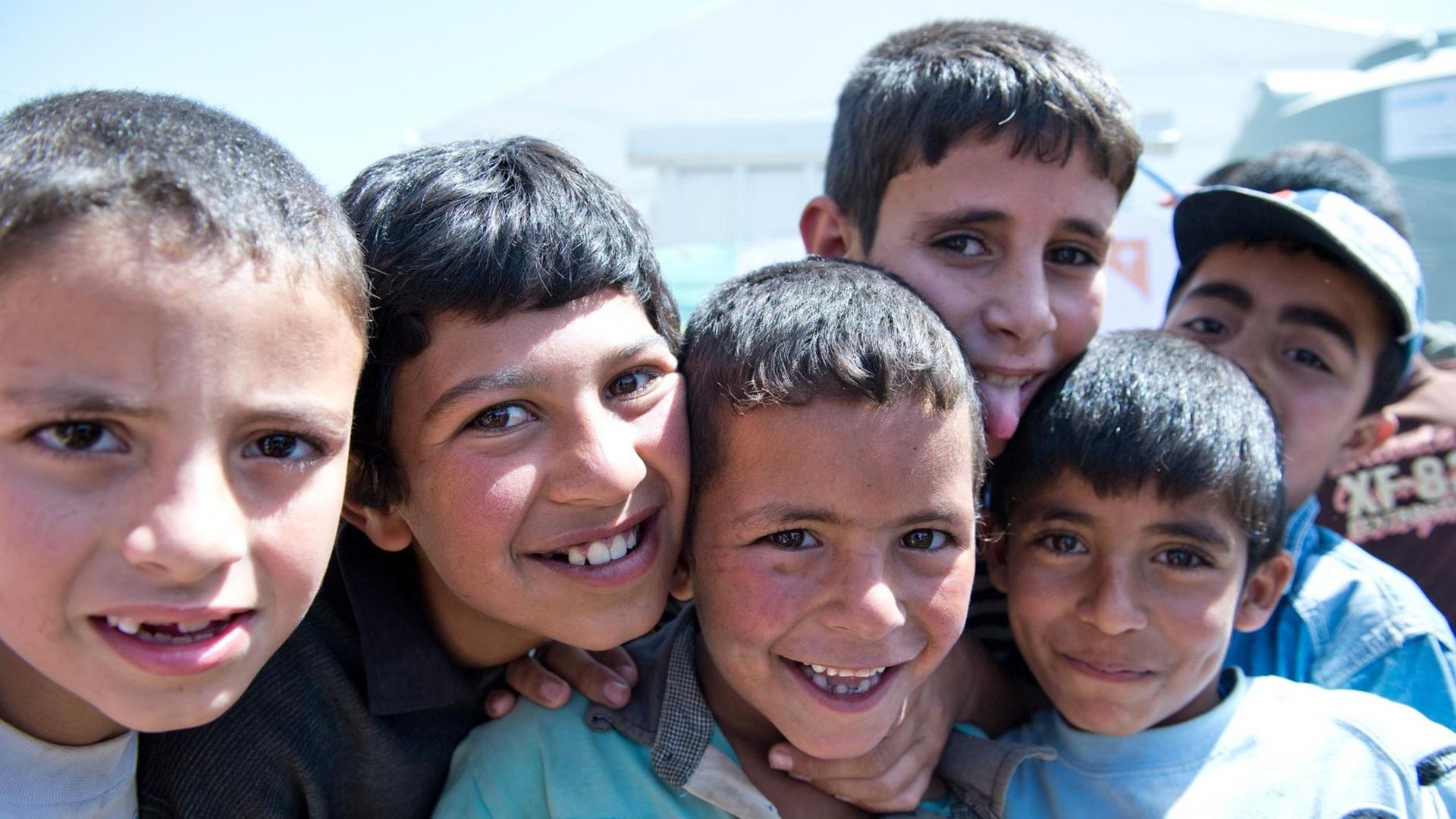 Flüchtlingskinder aus Syrien lachen am 30.05.2014 in Barr Elias (Libanon) in einem Lager für Flüchtlinge aus Syrien. Außenminister Steinmeier ist bis Sonntag zu Gesprächen über den Syrien-Konflikt im Libanon, den Vereinigten Arabischen Emiraten und Katar. Flüchtlingskinder aus Syrien lachen am 30.05.2014 in Barr Elias (Libanon) in einem Lager für Flüchtlinge aus Syrien. Außenminister Steinmeier ist bis Sonntag zu Gesprächen über den Syrien-Konflikt im Libanon, den Vereinigten Arabischen Emiraten und Katar.