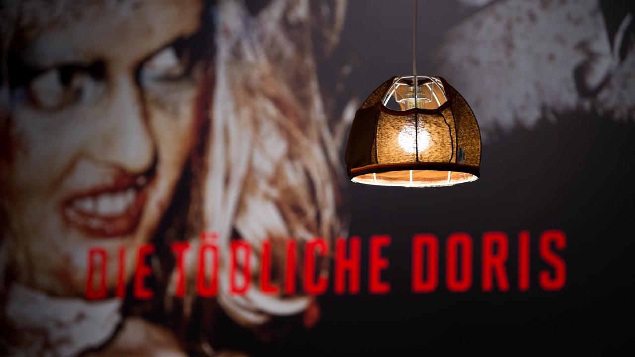 Für eine Ausstellung im Jahre 1991 wandelte "Die tödliche Doris" Knabenschlüpfer, Fransenslips und kratzige Glitzeroberteile in die Lichtobjekte "Lampe Slip", "Lampe Oberteil" und "Lampe Revue" um. Für eine Ausstellung im Jahre 1991 wandelte "Die tödliche Doris" Knabenschlüpfer, Fransenslips und kratzige Glitzeroberteile in die Lichtobjekte "Lampe Slip", "Lampe Oberteil" und "Lampe Revue" um.