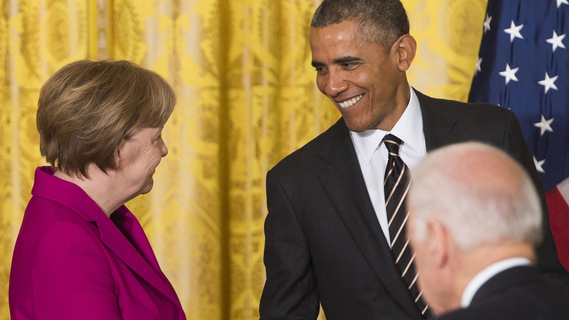 Bundeskanzlerin Angela Merkel und US-Präsident Barack Obama geben sich die Hand. Bundeskanzlerin Angela Merkel und US-Präsident Barack Obama geben sich die Hand.