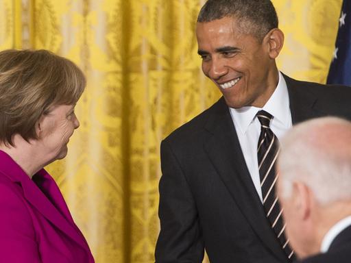 Bundeskanzlerin Angela Merkel und US-Präsident Barack Obama geben sich die Hand.