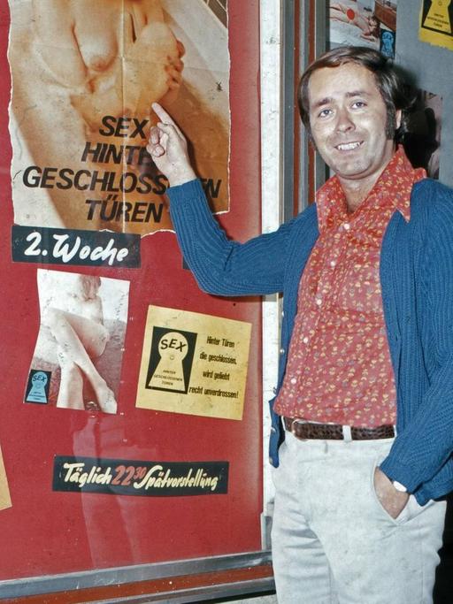 So sah Trashkino früher aus - der deutsche Schauspieler und Synchronsprecher Ulf J. Söhmisch vor einem Kinoeingang