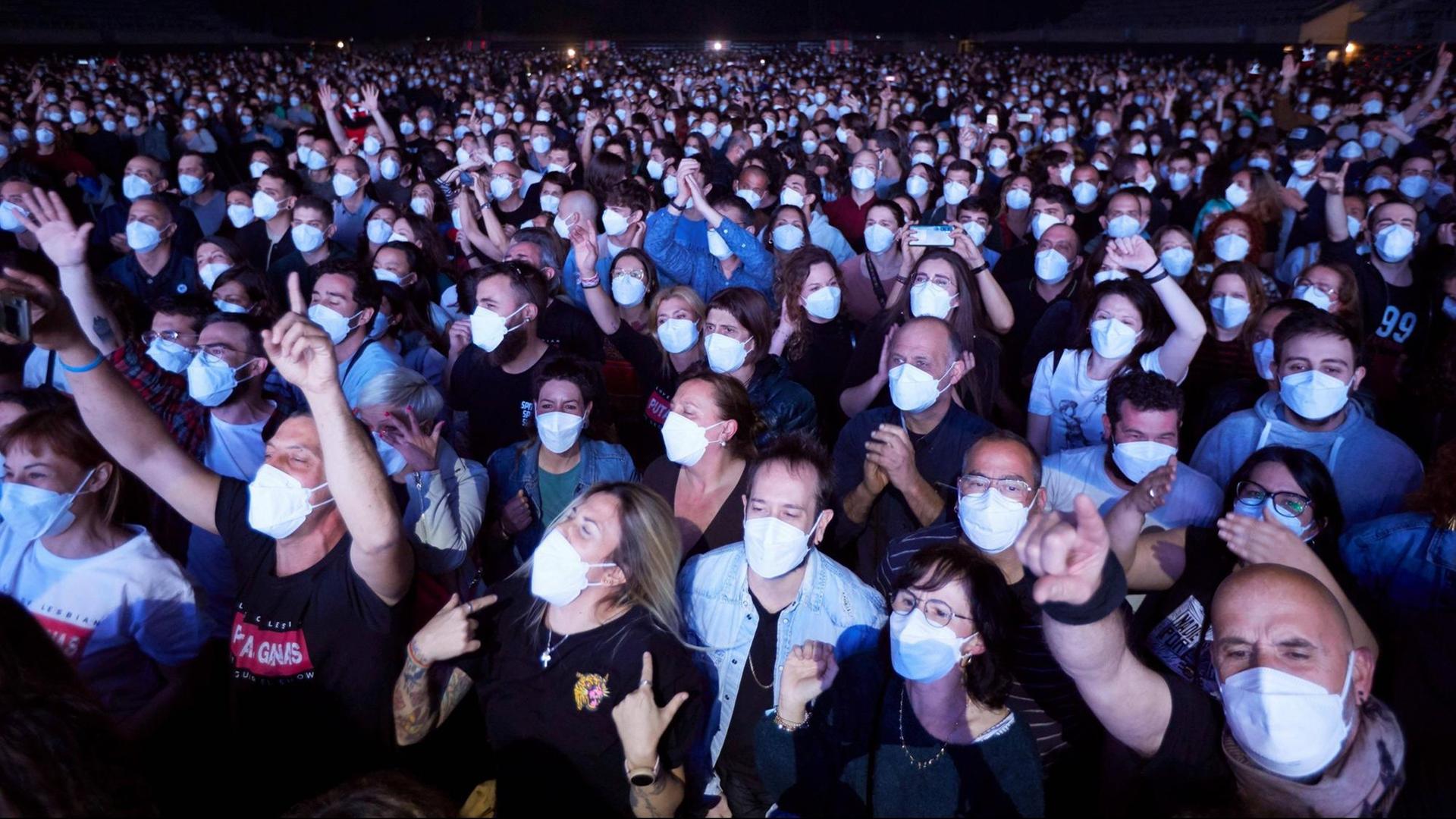 Besucher mit Maske bei einem Konzert der Band Love of Lesbian in der Palau Sant Jordi-Arena in Barcelona am 27. März 2021 Besucher mit Maske bei einem Konzert der Band Love of Lesbian in der Palau Sant Jordi-Arena in Barcelona am 27. März 2021