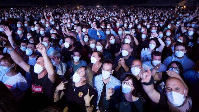 Besucher mit Maske bei einem Konzert der Band Love of Lesbian in der Palau Sant Jordi-Arena in Barcelona am 27. März 2021