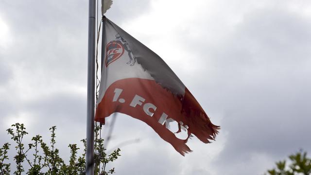 Über einem Schrebergarten weht die Flagge des 1. FC Köln auf Halbmast.