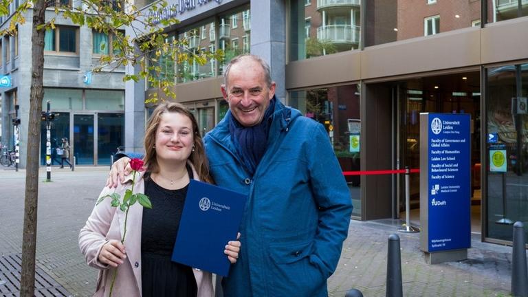 Amra van den Hoven und ihr Vater Vincent posieren für ein Foto. Amra van den Hoven und ihr Vater Vincent posieren für ein Foto.