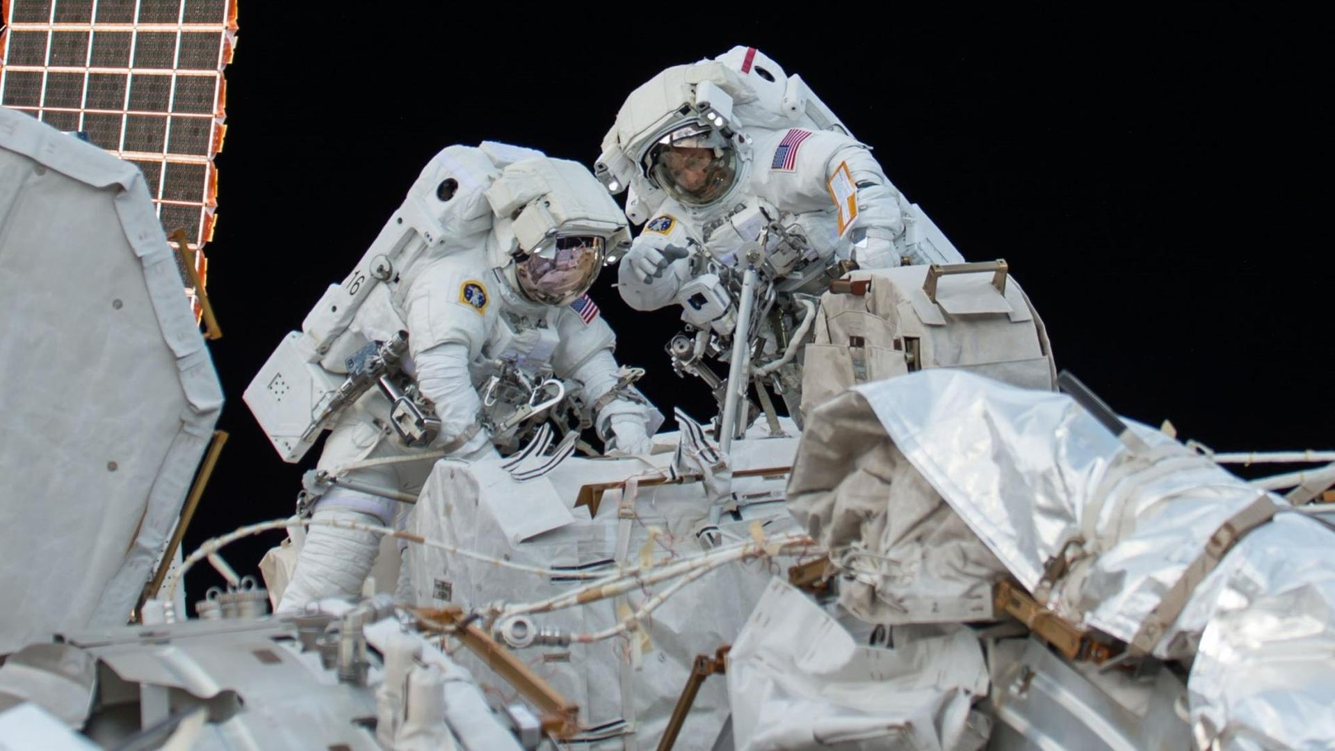 Visier hoch für ein Küsschen? Beim Außenbord-Einsatz wäre das für Astronauten tödlich Visier hoch für ein Küsschen? Beim Außenbord-Einsatz wäre das für Astronauten tödlich