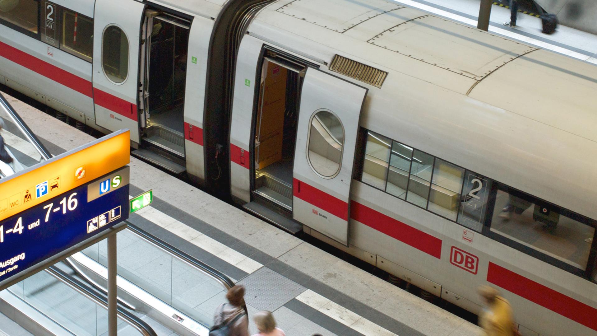 Teil des Berliner Hauptbahnhofs (tief), aufgenommen am 12.09.2013. Der Bahnhof beherbergt fünf Verteilerebenen, der Höhenunterschied zwischen der obersten und untersten Ebene liegt bei 25 Metern. Foto: Peter Endig Teil des Berliner Hauptbahnhofs (tief), aufgenommen am 12.09.2013. Der Bahnhof beherbergt fünf Verteilerebenen, der Höhenunterschied zwischen der obersten und untersten Ebene liegt bei 25 Metern. Foto: Peter Endig