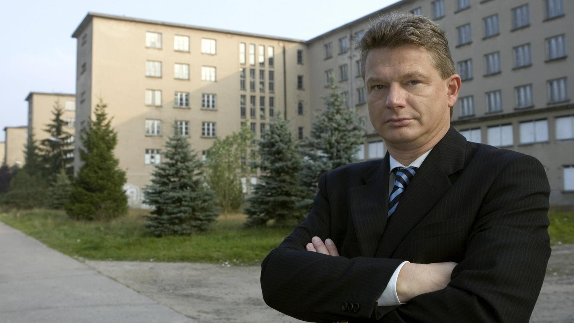 Ulrich Busch 2006 vor einem seiner Blöcke im ehemaligen KdF-Bad Prora auf der Insel Rügen. Ulrich Busch 2006 vor einem seiner Blöcke im ehemaligen KdF-Bad Prora auf der Insel Rügen.
