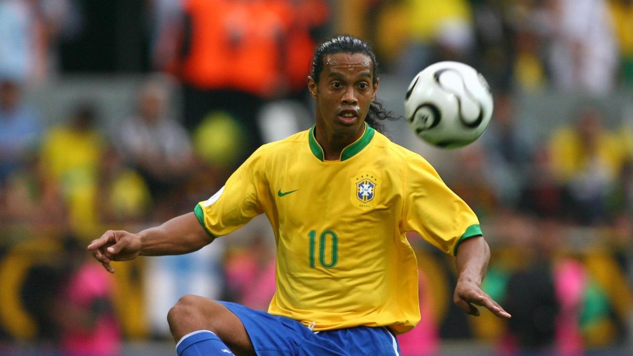 ARCHIV - Brasiliens Fußball-Star Ronaldinho am 27.06.2006 in Dortmund (Nordrhein-Westfalen) während eines Spiels gegen Ghana. ARCHIV - Brasiliens Fußball-Star Ronaldinho am 27.06.2006 in Dortmund (Nordrhein-Westfalen) während eines Spiels gegen Ghana.
