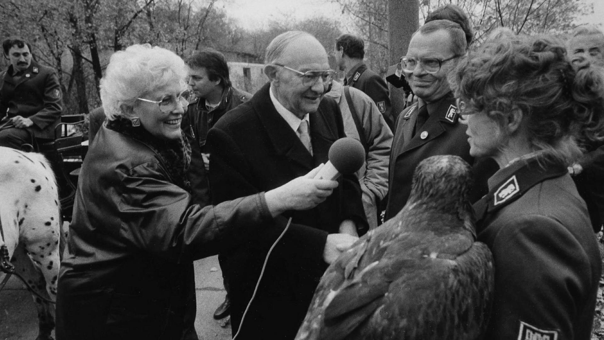 Der Berliner (Ost-Berlin) Tierpark-Direktor Heinrich Dathe und die Rundfunkreporterin Karin Rohn (Maria Rückert) bei einem Tierpark-Gespräch im Herbst 1990. Der Berliner (Ost-Berlin) Tierpark-Direktor Heinrich Dathe und die Rundfunkreporterin Karin Rohn (Maria Rückert) bei einem Tierpark-Gespräch im Herbst 1990.