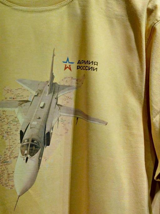 Ein russisches T-Shirts zeigt ein Kampfflugzeug über Syrien